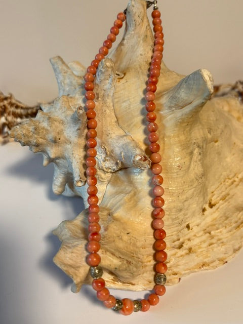 Vintage Korallenkette in Rosé und Lachs mit verzierten Metallperlen auf großer Muschel