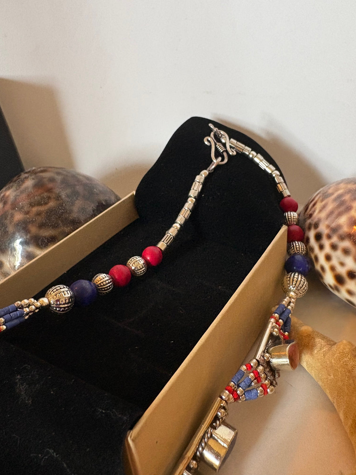 Hakenverschluss und verzierte Perlen des Vintage Statement-Colliers S121