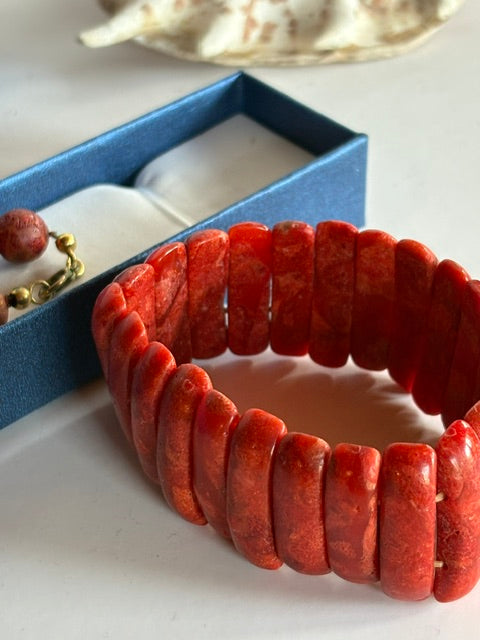 Breites rotes Schaumkorallenarmband aus länglichen, abgerundeten Elementen in Nahaufnahme