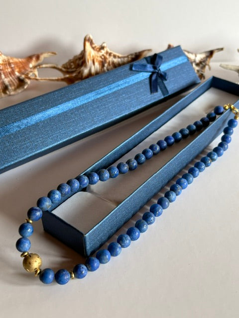 Vintage-Lapislazuli-Kette mit blauen Kugelperlen in einer Schmuckbox