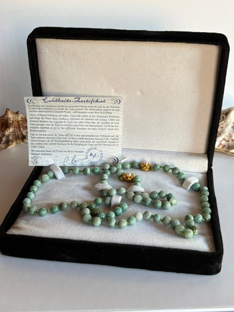 Vintage-Jade-Schmuckset mit Echtheitszertifikat in großer schwarzer Schmuckbox