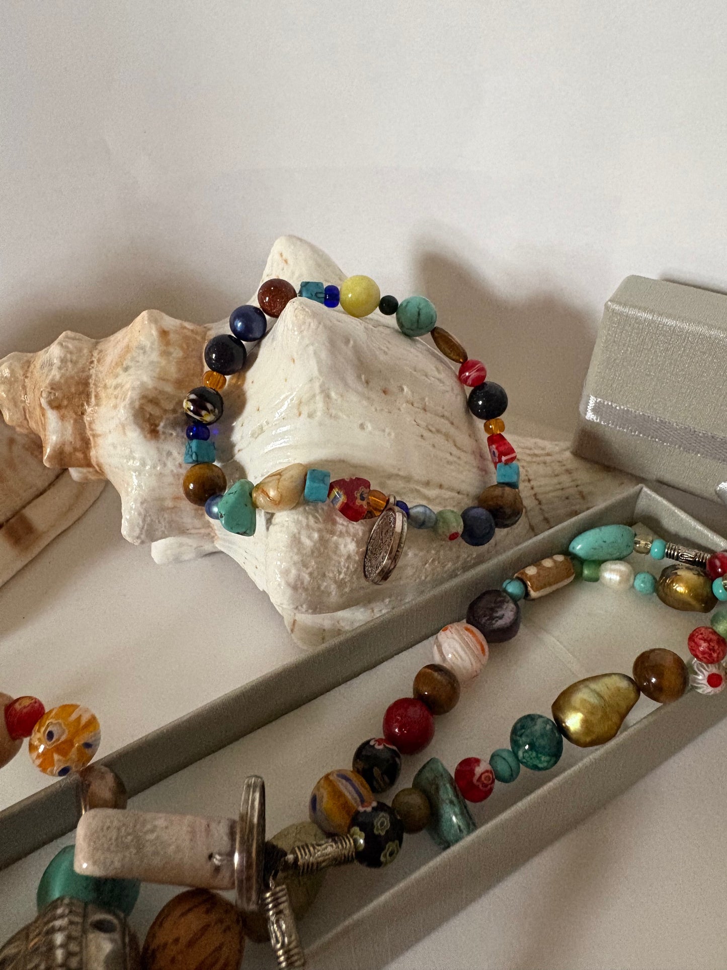 Vintage Schmuckset aus Kette & Armband – echte Steine, bunte Glasperlen & Metallanhänger, ca. 55 cm