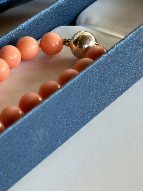 Geschlossener Kugel-Magnetverschluss mit Gehäuse aus 925er Silber an der Korallenkette