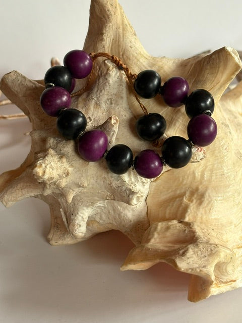 Vintage-Perlenarmband S186 mit großen schwarzen und violetten Perlen auf einer Muschel
