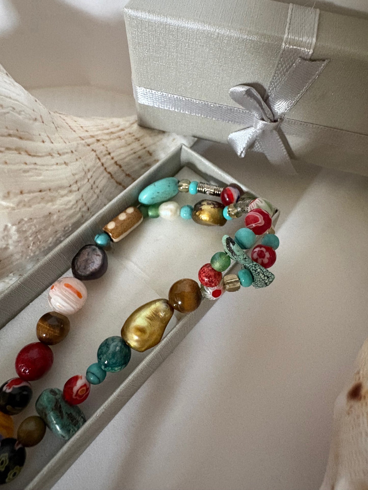 Vintage Schmuckset aus Kette & Armband – echte Steine, bunte Glasperlen & Metallanhänger, ca. 55 cm