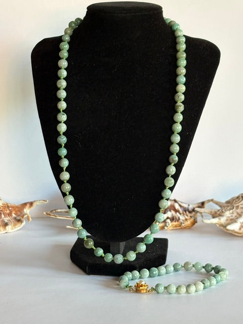 Lange grüne Jadeperlenkette und passendes Armband als elegantes Vintage-Set