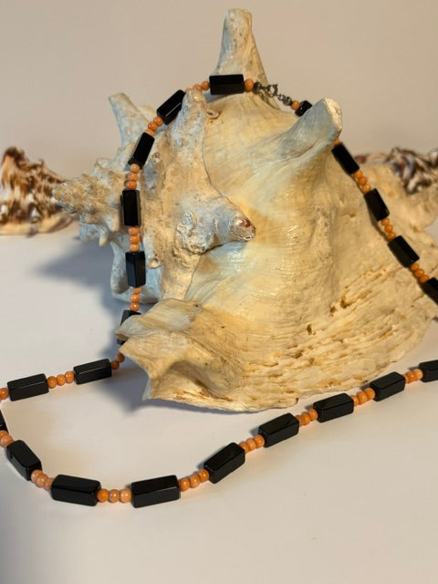 Lange Vintage-Halskette aus schwarzem Onyx und orangefarbener Koralle auf großer Muschel