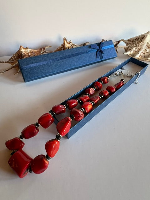 Massive Vintage-Korallenkette mit Verlängerungskette in blauer Schmuckbox