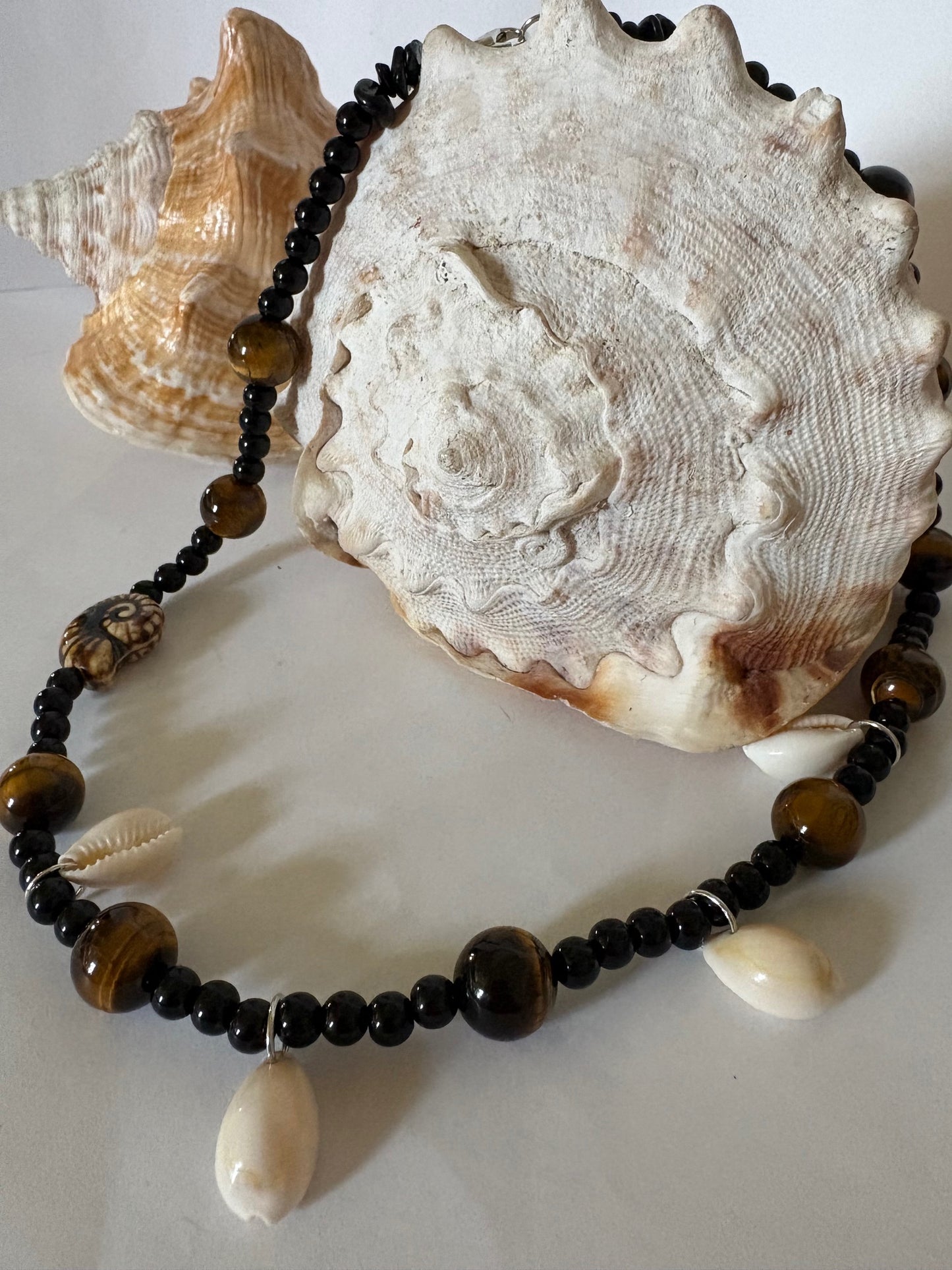 Handgefertigte Tigerauge-Muschelkette mit Schungit, Naturstein & Acryl