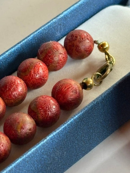 Goldfarbener Karabinerverschluss der Vintage-Schaumkorallenkette mit kleinen Abschlusskugeln