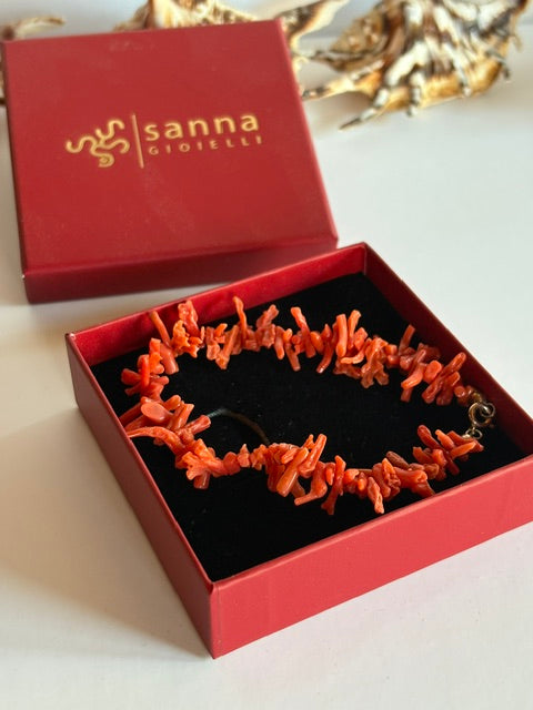 Vintage-Astkorallenarmband in geöffneter Sanna-Gioielli-Geschenkbox
