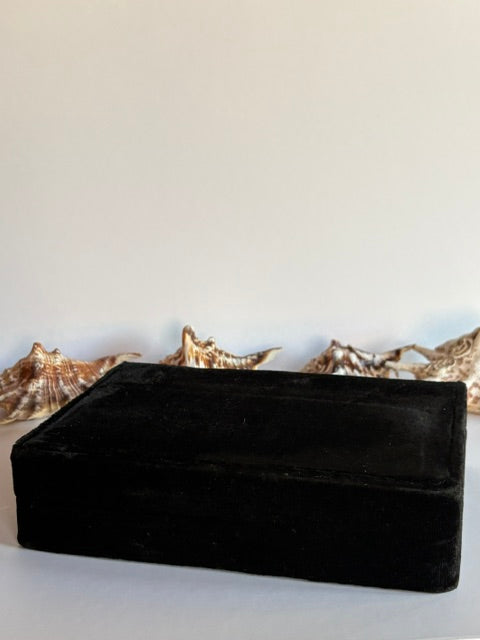 Geschlossene schwarze Schmuckbox des Vintage-Jade-Schmucksets