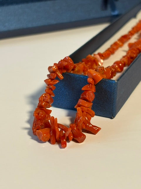Vintage-Korallenkette Rot mit Splittern