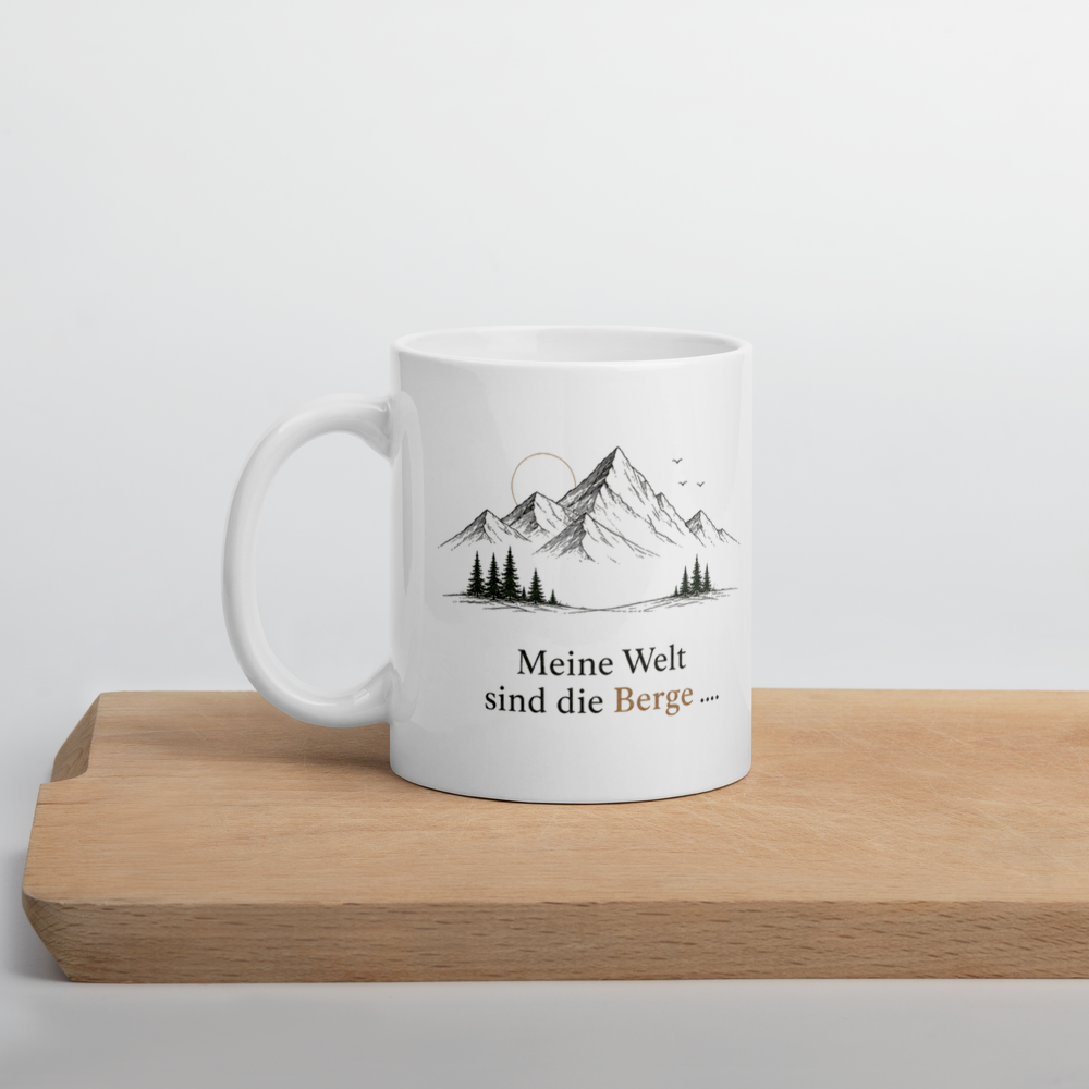 Berge-und-Meer-Keramiktasse auf einem Holzbrett vor hellem Hintergrund