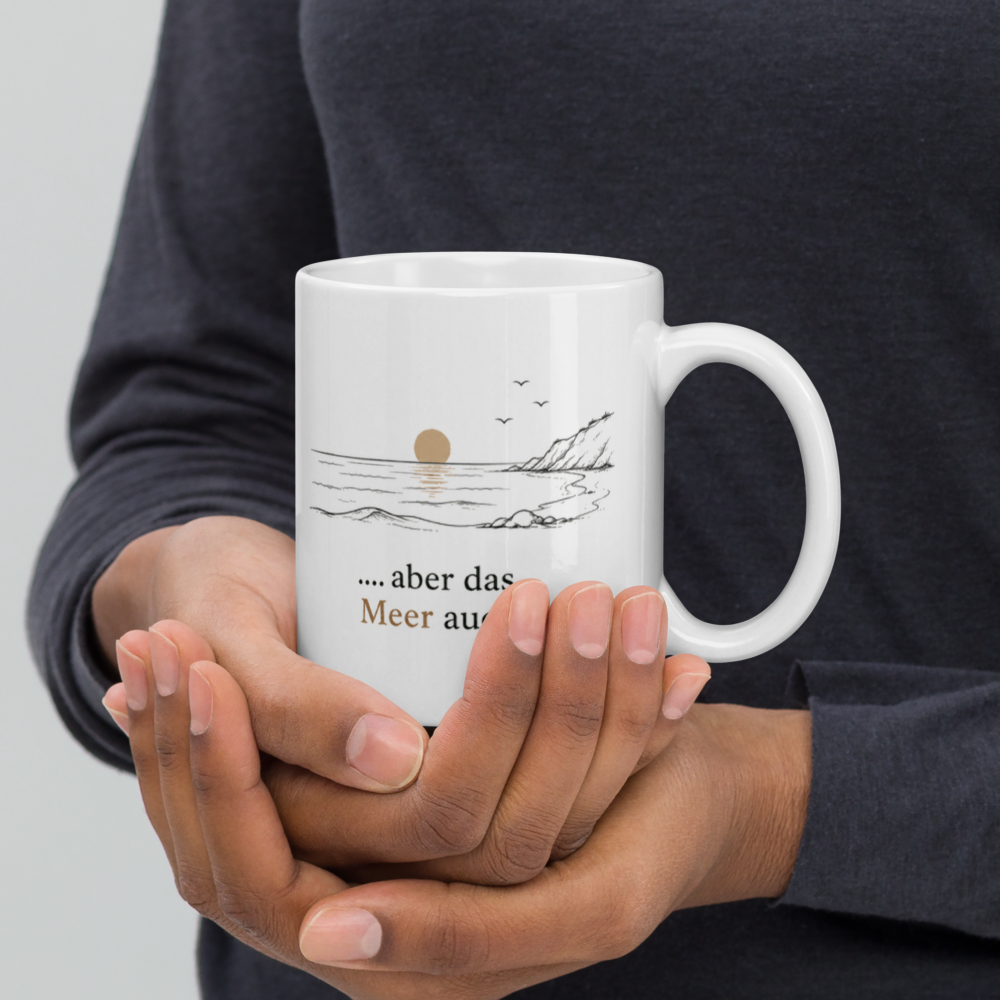 Weiße Keramiktasse mit Bergmotiv und Spruch als Geschenk für Wanderer und Meerliebhaber